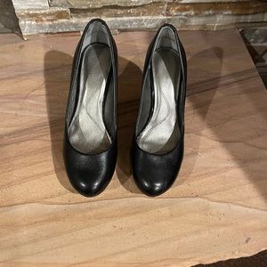 Tahari black leather pump